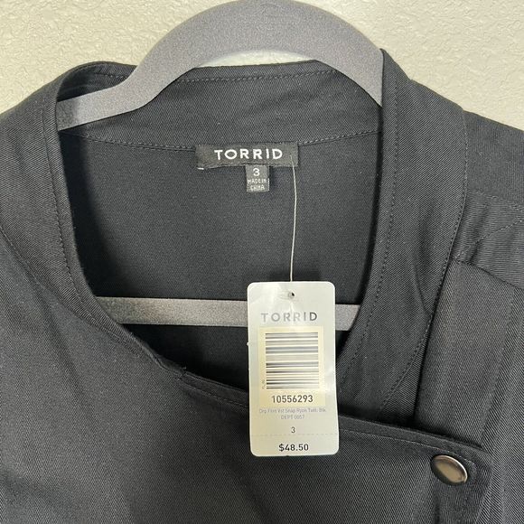 NEW Torrid Woman’s Black Drape Front Sleeveless Rayon Vest Size 3 - Picture 3 of 4